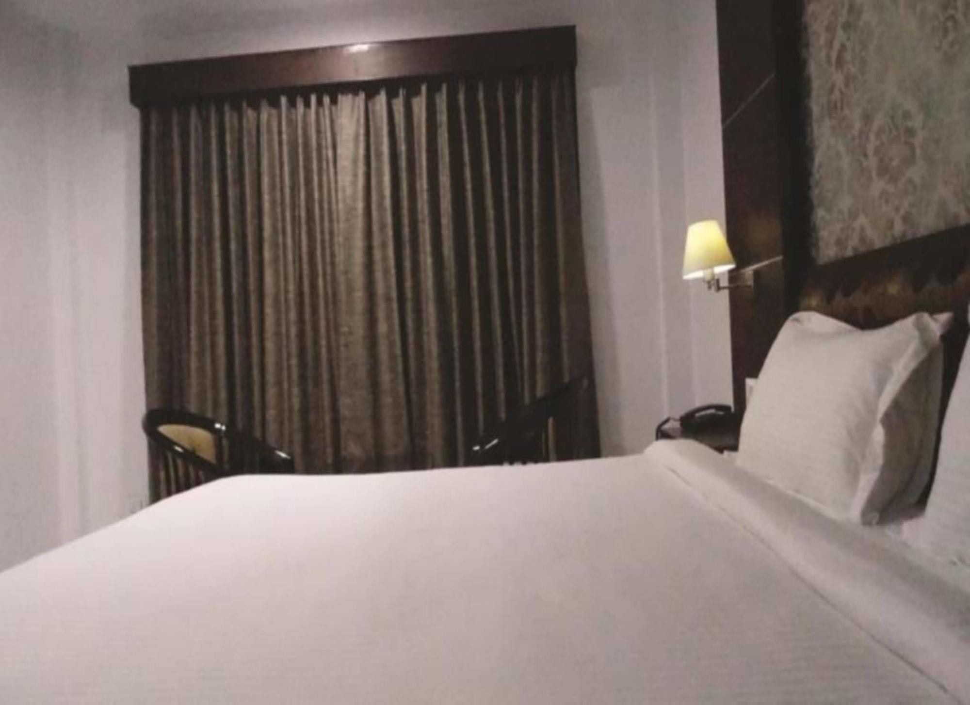 Airport City Hotel Калькутта Экстерьер фото