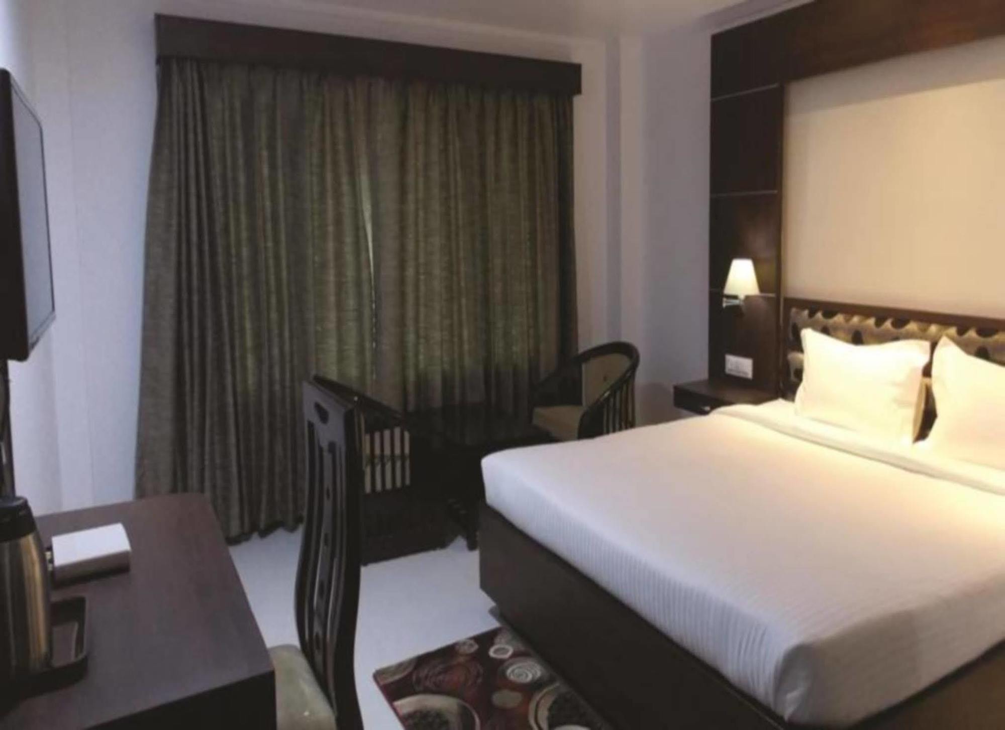 Airport City Hotel Калькутта Экстерьер фото