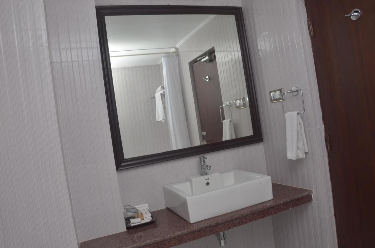 Airport City Hotel Калькутта Экстерьер фото